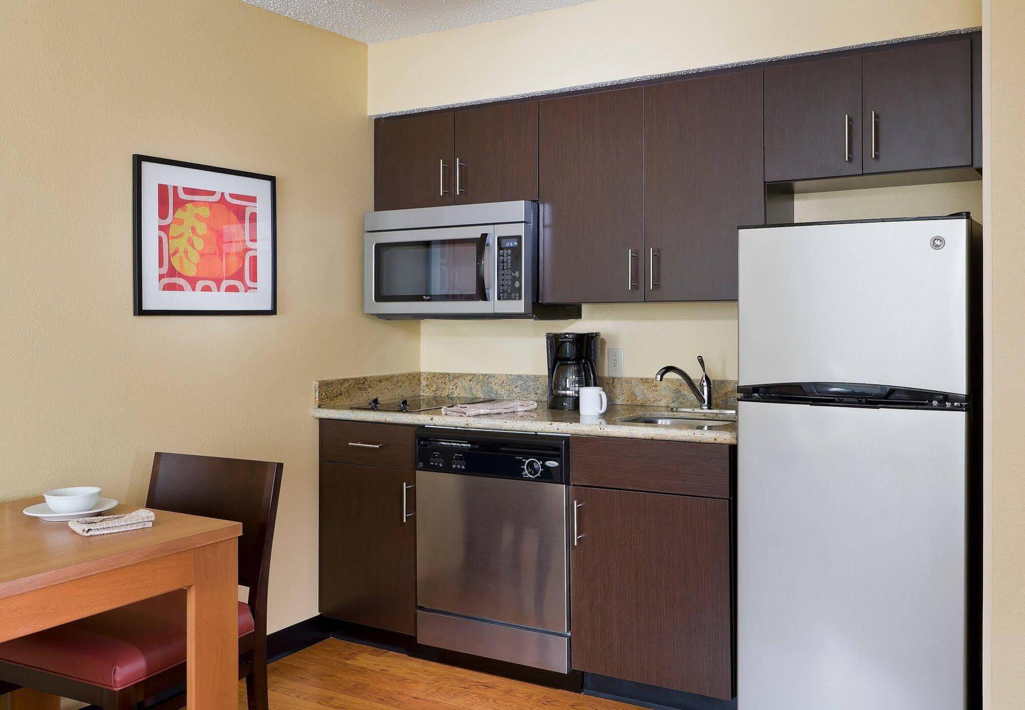 Towneplace Suites By Marriott Dallas Бедфорд Номер фото